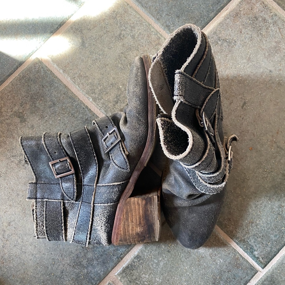 Grungy zip up ankle booties